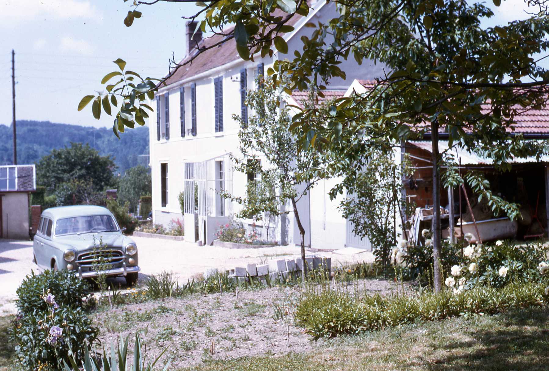 Maison des Henry, l'usine a gauche